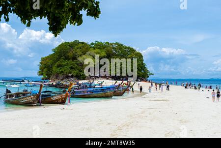 Inselgruppe Krabi Thailand 2022. Juli, der tropische Strand der Insel Tup Krabi mit Langboot-Booten und Touristen am Strand. Stockfoto