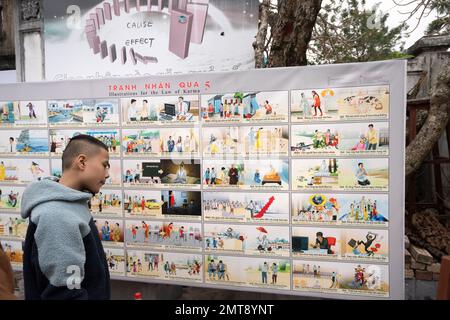 Hanoi, Vietnam, Januar 2023. Die großen figurativen Bretter, die das Gesetz von Kharma repräsentieren, wurden im Taoistischen Tempel Chua Dien Huu gehängt Stockfoto