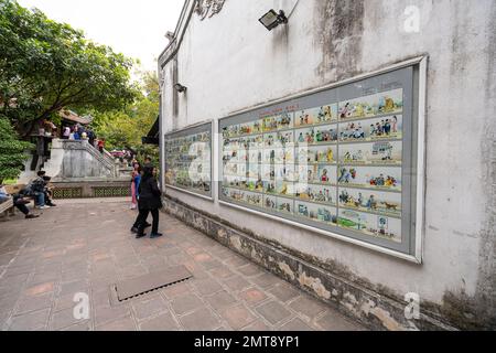 Hanoi, Vietnam, Januar 2023. Die großen figurativen Bretter, die das Gesetz von Kharma repräsentieren, wurden im Taoistischen Tempel Chua Dien Huu gehängt Stockfoto