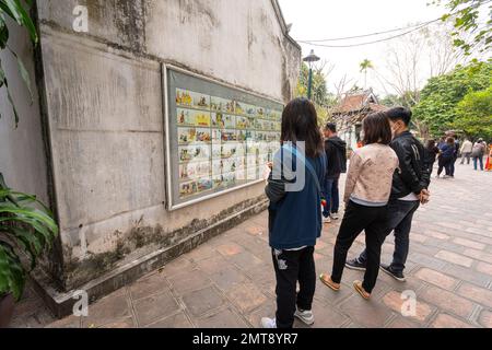Hanoi, Vietnam, Januar 2023. Die großen figurativen Bretter, die das Gesetz von Kharma repräsentieren, wurden im Taoistischen Tempel Chua Dien Huu gehängt Stockfoto