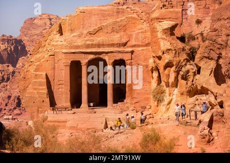 Petra, Jordanien - 3. November 2022: Menschen in der Nähe des Garden Temple auf dem Wadi Farasah Trail zum High Place of Opferment Stockfoto