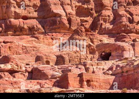 Fassaden Straßenhöhlen in der antiken Stadt Petra, Jordan Petra, berühmte historische und archäologische Stätte Stockfoto