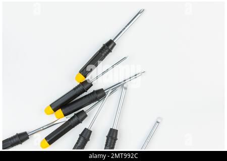 Große Gruppe verschiedener Schraubendreher auf weißem Hintergrund Stockfoto
