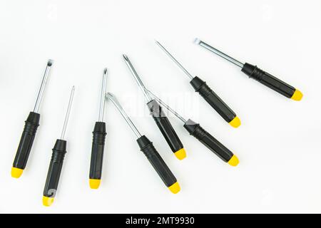 Große Gruppe verschiedener Schraubendreher auf weißem Hintergrund Stockfoto
