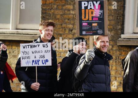 Streikende Lehrer gehen in Richtung des Bildungsministeriums in Westminster. Rund 100.000 Beamte aus 124 Regierungsstellen, der Grenztruppe, Museen und anderen Regierungsstellen streiken in einem Streik über Arbeitsplätze, Bezahlung und Bedingungen. Bilddatum: Mittwoch, 1. Februar 2023. Stockfoto