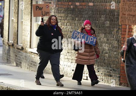 Streikende Lehrer gehen in Richtung des Bildungsministeriums in Westminster. Rund 100.000 Beamte aus 124 Regierungsstellen, der Grenztruppe, Museen und anderen Regierungsstellen streiken in einem Streik über Arbeitsplätze, Bezahlung und Bedingungen. Bilddatum: Mittwoch, 1. Februar 2023. Stockfoto