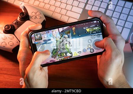 Bangkok, Thailand - 1. Februar 2023: Gamer spielt Apex Legends Mobile auf dem iPhone 13. Stockfoto