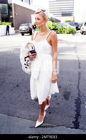 Paris Hilton kommt im Grill in Beverly Hills, ca. für ein Mittagessen. Die Erbin des Hotels hielt zweimal an, bevor sie die Straße überquerte, um ihre Spiegelung in den Autofenstern zu überprüfen. 01/11/06 Stockfoto