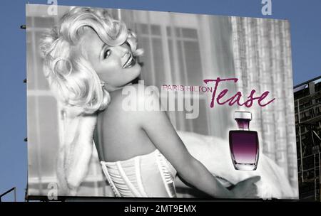 Auf dem Sunset Strip neben dem Chateau Marmont Hotel wurde eine neue Reklametafel ausgestellt, auf der die neue Werbekampagne von Paris Hilton für ihren neuen Duft, Tease, präsentiert wird. Los Angeles, Kalifornien. 8/9/10. Stockfoto