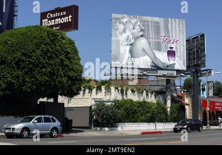Auf dem Sunset Strip neben dem Chateau Marmont Hotel wurde eine neue Reklametafel ausgestellt, auf der die neue Werbekampagne von Paris Hilton für ihren neuen Duft, Tease, präsentiert wird. Los Angeles, Kalifornien. 8/9/10. Stockfoto