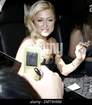 Paris und Nicky machen sich bereit für einen Abend in der Stadt, um die MTV Movie Awards zu feiern. Die Pariser Fans waren in ihrem Haus, um ihr alles gute zu wünschen, bevor sie in den nächsten Tagen ins Gefängnis geht, und baten um Fotos und Autogramme. Ein Fan gab ihr eine Unterstützungsnote, die sie las, als sie in ihrer Limousine wegfuhr. West Hollywood, Kalifornien, 6/3/07. Stockfoto