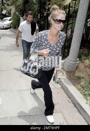 Paris und Nicky machen sich bereit für einen Abend in der Stadt, um die MTV Movie Awards zu feiern. Die Pariser Fans waren in ihrem Haus, um ihr alles gute zu wünschen, bevor sie in den nächsten Tagen ins Gefängnis geht, und baten um Fotos und Autogramme. Ein Fan gab ihr eine Unterstützungsnote, die sie las, als sie in ihrer Limousine wegfuhr. West Hollywood, Kalifornien, 6/3/07. Stockfoto