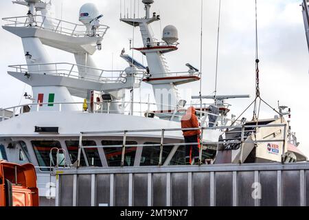 Entladen von Fischen aus ANTARKTISCHEN Supertrawlern in Killybegs, County Donegal, Irland. Stockfoto