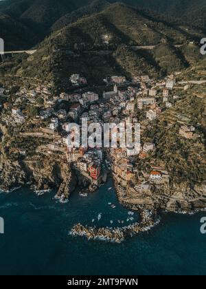 Drohnenansicht von Riomaggiore, Cinque Terre, Ligurien, Provinz La Spezia, Italien Stockfoto