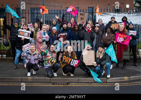 Manchester, Großbritannien. 01. Februar 2023. Die Lehrer gehen in die Streikposten rund um den Großraum Manchester. Tausende von Mitgliedern der Nationalen Bildungsunion (NEU) treten aufgrund der jahrelangen Lohnkürzungen der Regierung und der nicht an die Inflation angepassten Gehälter an die Streikposten. Kredit: Andy Barton/Alamy Live News Stockfoto