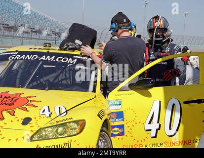 Schauspieler Patrick Dempsey klettert in seinem Auto, bevor er beim Grand am Miami Grand Prix auf dem Homestead-Miami Speedway in Homestead, FL, trainiert. 3/5/2010 Stockfoto