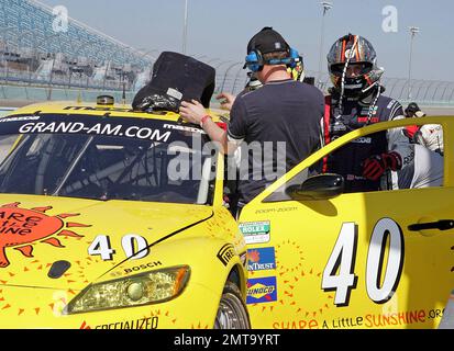 Schauspieler Patrick Dempsey klettert in seinem Auto, bevor er beim Grand am Miami Grand Prix auf dem Homestead-Miami Speedway in Homestead, FL, trainiert. 3/5/2010 Stockfoto