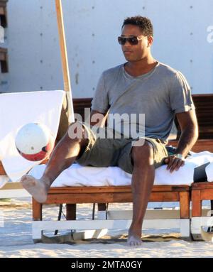 Patrick Kluivert, ehemaliger niederländischer Fußballer und derzeitiger stellvertretender Trainer von NEC Nijmegen, genießt einen Tag am Strand und spielt mit seiner Frau Rossana Lima und seinem Sohn Shane Patrick während eines Winterurlaubs in Miami Beach, FL, Fußball. 1/5/11. . Stockfoto