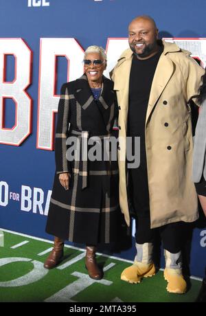 Los Angeles, Kalifornien, USA 31. Januar 2023 Singer Dionne Warwick und der Sohnemusiker Damon Elliott nehmen am 31. Januar 2023 im Regency Village Theatre in Los Angeles, Kalifornien, USA, am Los Angeles Premiere Screening of Paramount Pictures' „80 for Brady“ Teil. Foto: Barry King/Alamy Live News Stockfoto