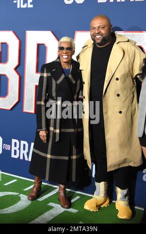 Los Angeles, Kalifornien, USA 31. Januar 2023 Singer Dionne Warwick und der Sohnemusiker Damon Elliott nehmen am 31. Januar 2023 im Regency Village Theatre in Los Angeles, Kalifornien, USA, am Los Angeles Premiere Screening of Paramount Pictures' „80 for Brady“ Teil. Foto: Barry King/Alamy Live News Stockfoto