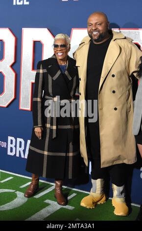 Los Angeles, Kalifornien, USA 31. Januar 2023 Singer Dionne Warwick und der Sohnemusiker Damon Elliott nehmen am 31. Januar 2023 im Regency Village Theatre in Los Angeles, Kalifornien, USA, am Los Angeles Premiere Screening of Paramount Pictures' „80 for Brady“ Teil. Foto: Barry King/Alamy Live News Stockfoto