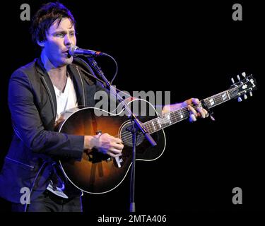 Der Sängerautor Paul Freeman tritt in der Seminole Hard Rock Live Arena auf. Freeman eröffnete die Show für Roger Daltrey, der durch die USA reist und seine Rockoper „Tommy“ aufführt. Hollywood, Florida. 13. September 2011 Stockfoto