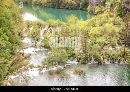 Atemberaubende Aussicht im Nationalpark Plitvicer Seen. Kroatien. Plitvicer Seen, Kroatien. Stockfoto
