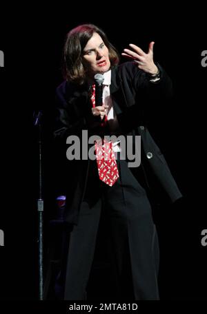 Comedian Paula Poundstone tritt im Carolina Theatre in Durham, NC auf. 20. Januar 2012 Stockfoto