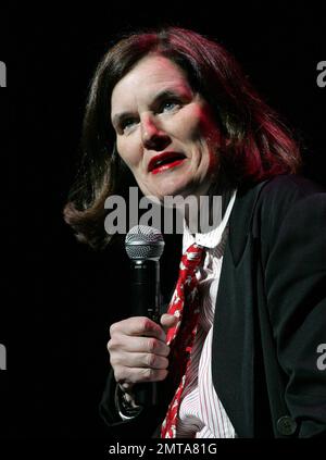 Comedian Paula Poundstone tritt im Carolina Theatre in Durham, NC auf. 20. Januar 2012 Stockfoto