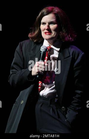 Comedian Paula Poundstone tritt im Carolina Theatre in Durham, NC auf. 20. Januar 2012 Stockfoto