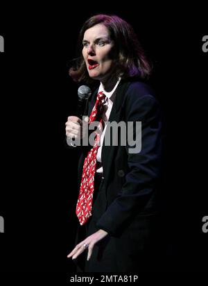 Comedian Paula Poundstone tritt im Carolina Theatre in Durham, NC auf. 20. Januar 2012 Stockfoto