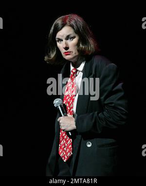 Comedian Paula Poundstone tritt im Carolina Theatre in Durham, NC auf. 20. Januar 2012 Stockfoto