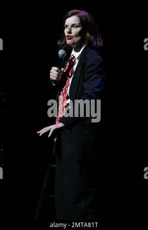 Comedian Paula Poundstone tritt im Carolina Theatre in Durham, NC auf. 20. Januar 2012 Stockfoto