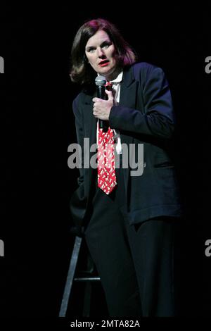 Comedian Paula Poundstone tritt im Carolina Theatre in Durham, NC auf. 20. Januar 2012 Stockfoto