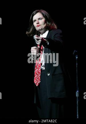 Comedian Paula Poundstone tritt im Carolina Theatre in Durham, NC auf. 20. Januar 2012 Stockfoto