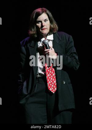 Comedian Paula Poundstone tritt im Carolina Theatre in Durham, NC auf. 20. Januar 2012 Stockfoto