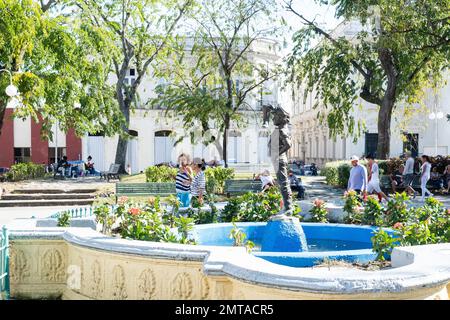 El Niño de la Bota Infortunada, Junge mit einer Stiefelstatue, Parque Vidal, Santa Clara, Kuba Stockfoto