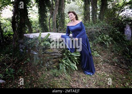 Wunderschöne gotische Hexe, die auf einem alten Friedhof steht - John Gollop Stockfoto