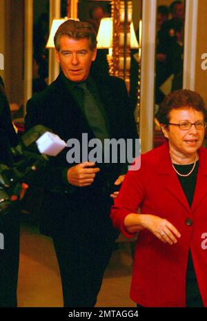 Pierce Brosnan nimmt 38. an den Peace over Gewaltpreisen für humanitäre Hilfe im Beverly Hills Hotel Teil. Beverly Hills, Kalifornien. 11/6/09. Stockfoto