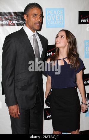 Paare und „Dancing with the Stars“-Wettbewerber Eliza Dushku und Rick Fox nehmen an den jährlichen Humanitarian Awards 39. von Peace Over Gewaltover im Beverly Hills Hotel Teil. Los Angeles, Kalifornien. 10/29/10. Stockfoto