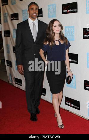 Paare und „Dancing with the Stars“-Wettbewerber Eliza Dushku und Rick Fox nehmen an den jährlichen Humanitarian Awards 39. von Peace Over Gewaltover im Beverly Hills Hotel Teil. Los Angeles, Kalifornien. 10/29/10. . Stockfoto