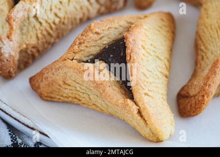 Hamantaschen-Kekse mit Schokolade für purim, Nahaufnahme. Traditionelles jüdisches Dessert. Stockfoto