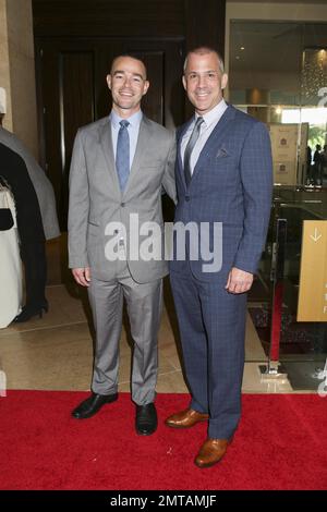 Michael Collum und Ryan Grady beim Peggy Albrecht Friendly House 26. Annual Awards Luncheon im Beverly Hilton Hotel in Beverly Hills, Kalifornien am 24. Oktober 2015. Das Peggy Albrecht Friendly House wurde 1951 gegründet und war das erste Heim im Land für Frauen, die sich von Drogen- und Alkoholmissbrauch erholten. Es ist ein Modell für Sanierungshäuser in den Vereinigten Staaten und Europa. Stockfoto