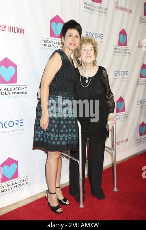 Peggy Albrecht im Peggy Albrecht Friendly House 26. Annual Awards Mittagessen im Beverly Hilton Hotel in Beverly Hills, Kalifornien am 24. Oktober 2015. Das Peggy Albrecht Friendly House wurde 1951 gegründet und war das erste Heim im Land für Frauen, die sich von Drogen- und Alkoholmissbrauch erholten. Es ist ein Modell für Sanierungshäuser in den Vereinigten Staaten und Europa. Stockfoto