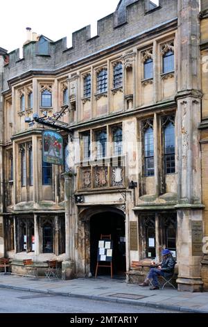 Das mittelalterliche George and Pilgrim Hotel, Glastonbury, Somerset - John Gollop Stockfoto