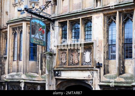 Das mittelalterliche George and Pilgrim Hotel, Glastonbury, Somerset - John Gollop Stockfoto