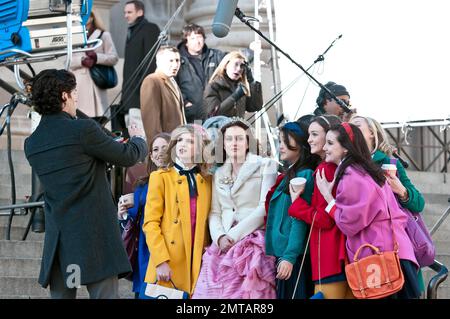 Penn Badgley und Leighton Meester sind am Set und drehen eine Szene für die TV-Serie „Gossip Girl“, während sie in Manhattan sind. Leighton trägt ein pinkfarbenes Kleid mit einer weißen Jacke und einem Diadem, während man sieht, wie die beiden die Treppe hinunterkommen und sich dann einen romantischen Kuss teilen. New York, New York, 6. Februar 2012. Stockfoto