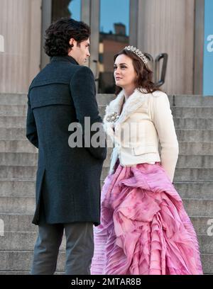 Penn Badgley und Leighton Meester sind am Set und drehen eine Szene für die TV-Serie „Gossip Girl“, während sie in Manhattan sind. Leighton trägt ein pinkfarbenes Kleid mit einer weißen Jacke und einem Diadem, während man sieht, wie die beiden die Treppe hinunterkommen und sich dann einen romantischen Kuss teilen. New York, New York, 6. Februar 2012. Stockfoto