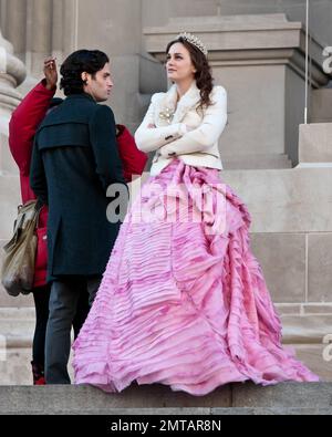 Penn Badgley und Leighton Meester sind am Set und drehen eine Szene für die TV-Serie „Gossip Girl“, während sie in Manhattan sind. Leighton trägt ein pinkfarbenes Kleid mit einer weißen Jacke und einem Diadem, während man sieht, wie die beiden die Treppe hinunterkommen und sich dann einen romantischen Kuss teilen. New York, New York, 6. Februar 2012. Stockfoto