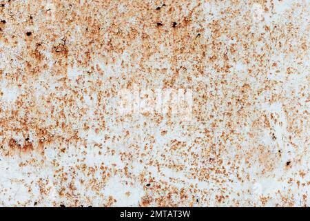 Rostige Metallplatte mit Rissen auf abblätternder Farbe, Nahaufnahme des frontalen Hintergrunds Stockfoto